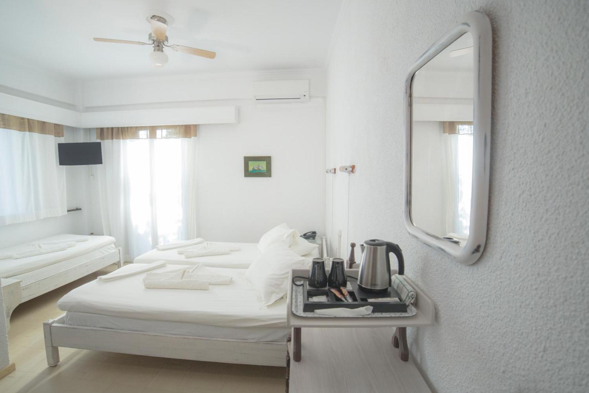 Marina Hotel Ágios Kírykos Buitenkant foto